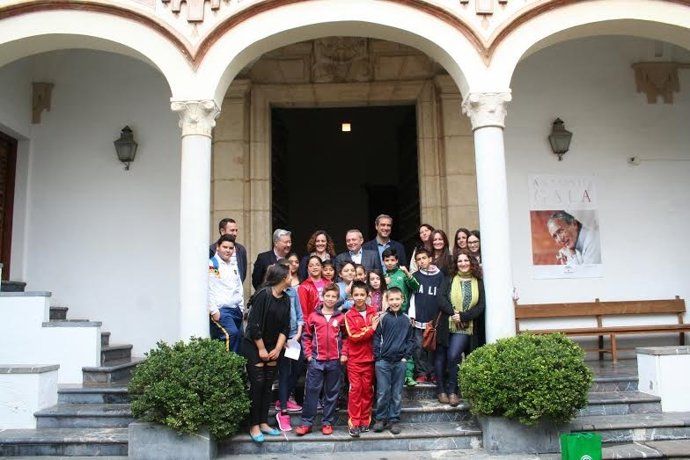 Alcalde (centro) visita la exposición junto a un grupo de alumnos