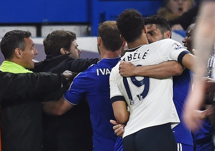 Mousa Dembele, del Tottenham, se pelea con Diego Costa