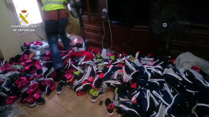 Las prendas falsificadas localizadas por los agentes