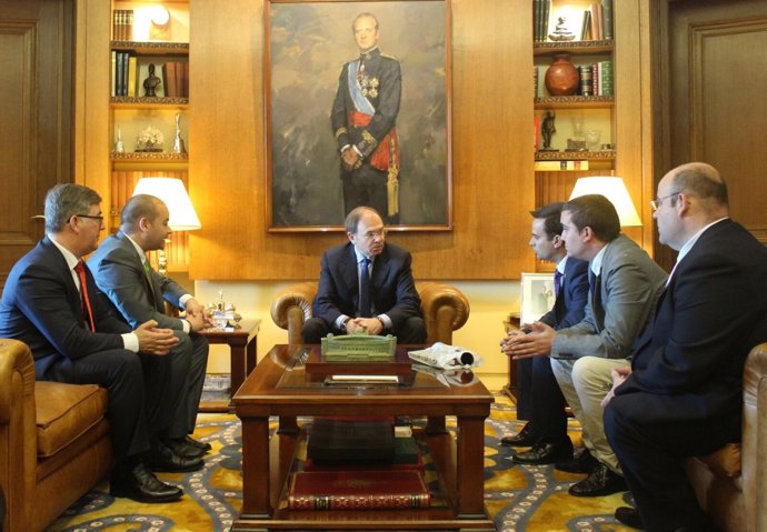 La Junta de Cofradías de la Semana Santa de Albacete con presidente del Senado