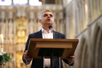 Sadiq Khan jura su cargo como alcalde de Londres prometiendo "compromiso y transparencia"
