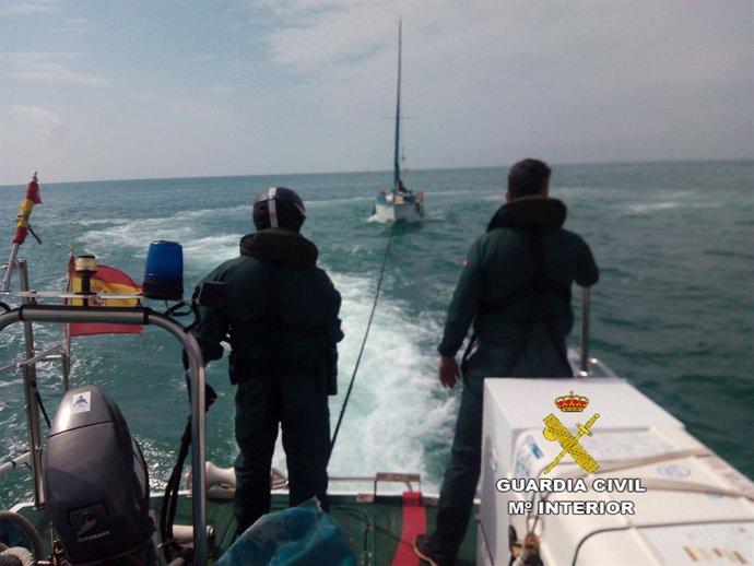 Imagen del rescate del velero averiado en Burriana