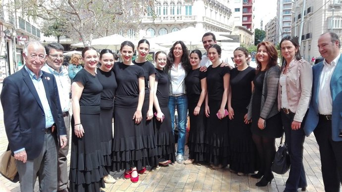 Dolores López (PP-A) con alumnos del conservatorio de danza 