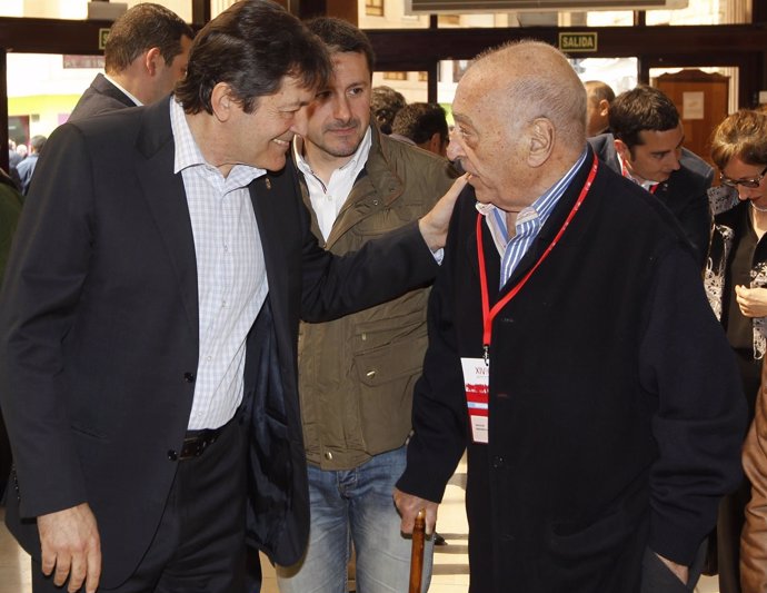 Javier Fernández saluda a Nicolás Redondo.