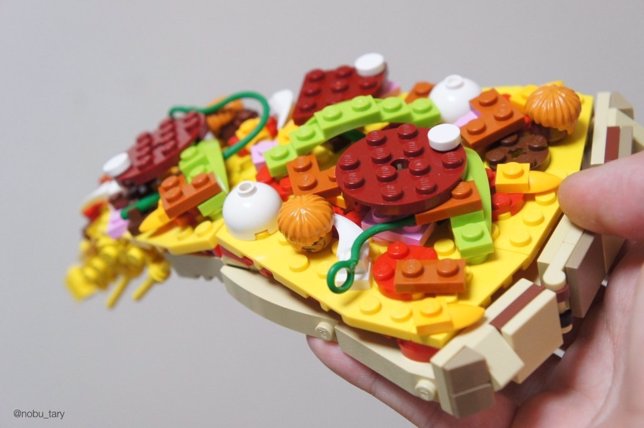Pizza hecha con piezas de Lego
