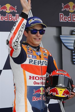 Marc Márquez saludando después de los entrenamientos del Gran Premio de Jerez