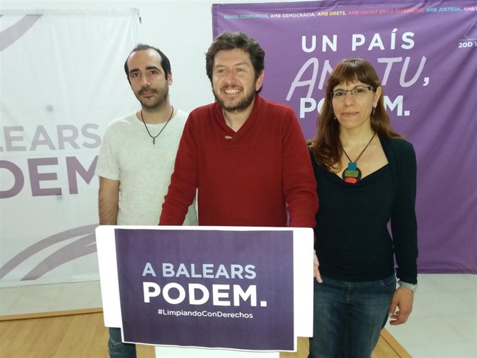El equipo negociador de Podemos atiende a los medios
