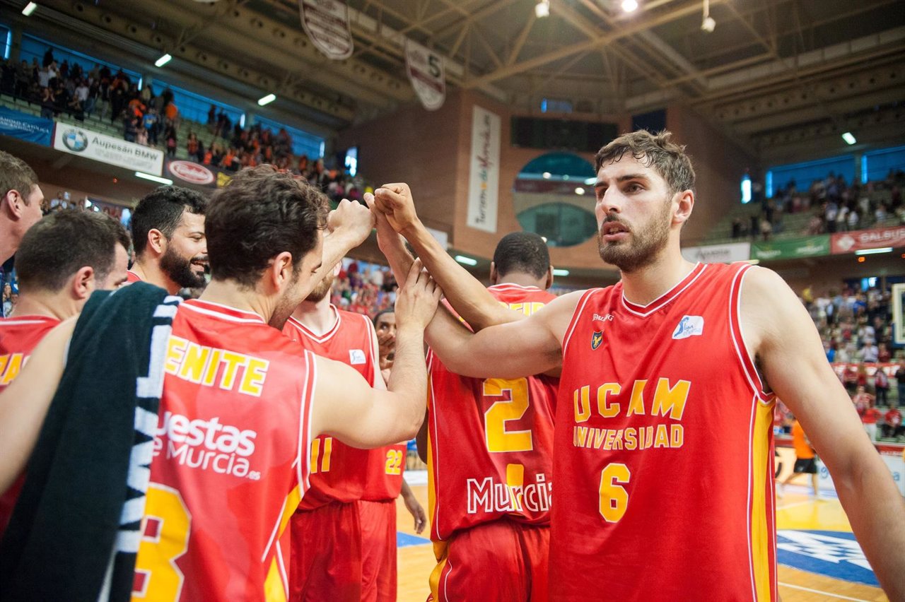 El UCAM Murcia celebra la victoria que le acerca al play-off de la ACB