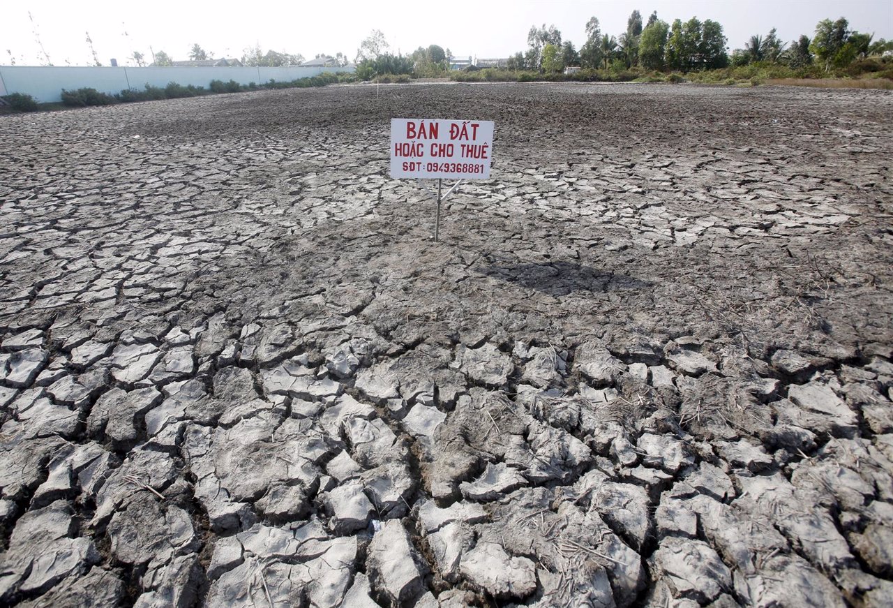 Sequía en Vietnam. El cartel pone "se vende o alquila"