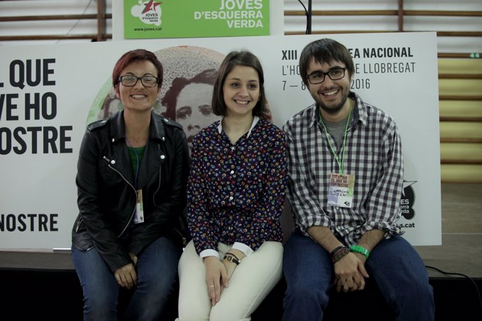 La coordinadora nacional de ICV, Marta Ribas, junto a miembros de las juventudes