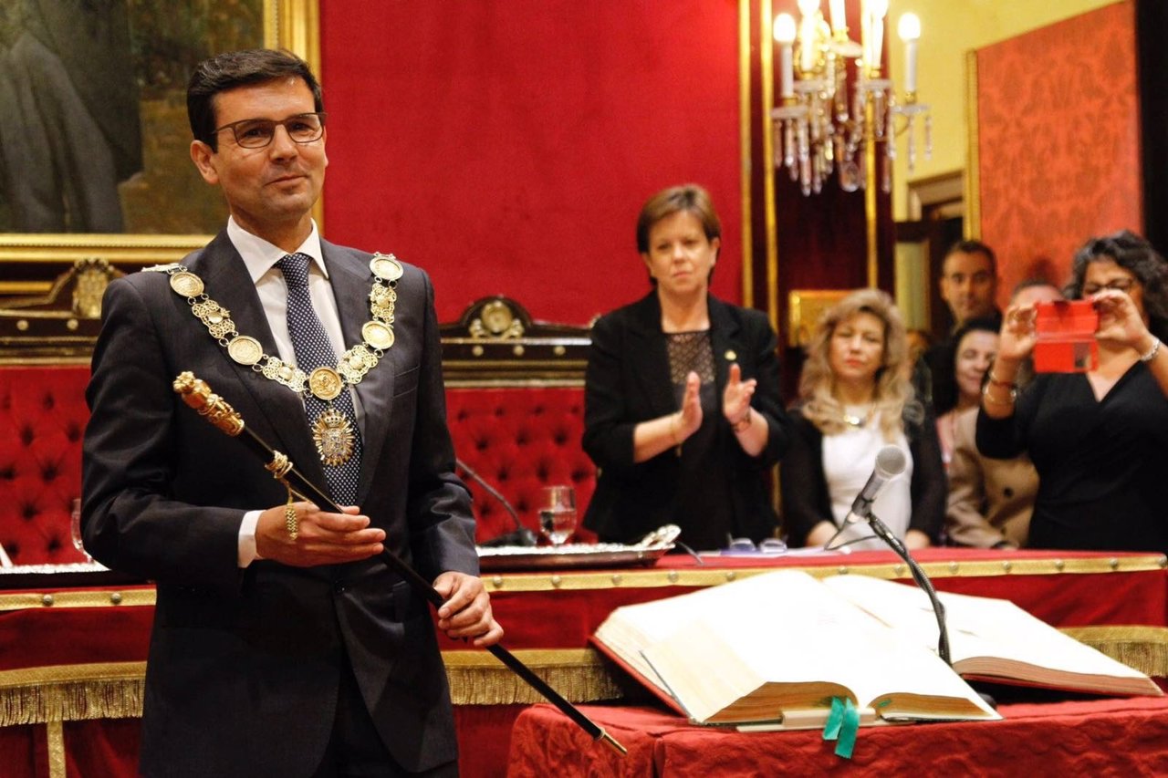 El socialista Francisco Cuenca, elegido nuevo alcalde de Granada