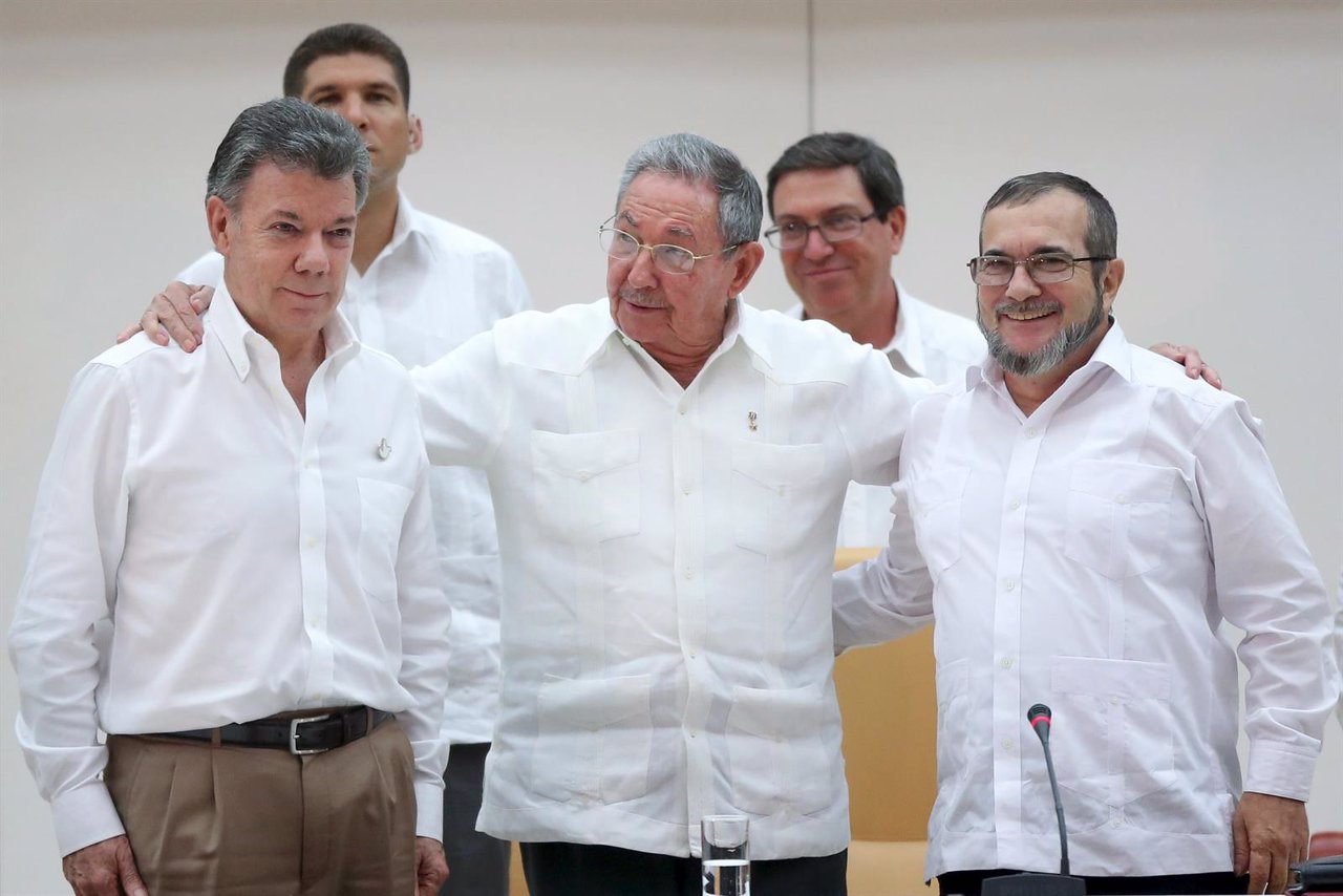  Raul Castro, Juan Manuel Santos Y El Líder De Las FARC