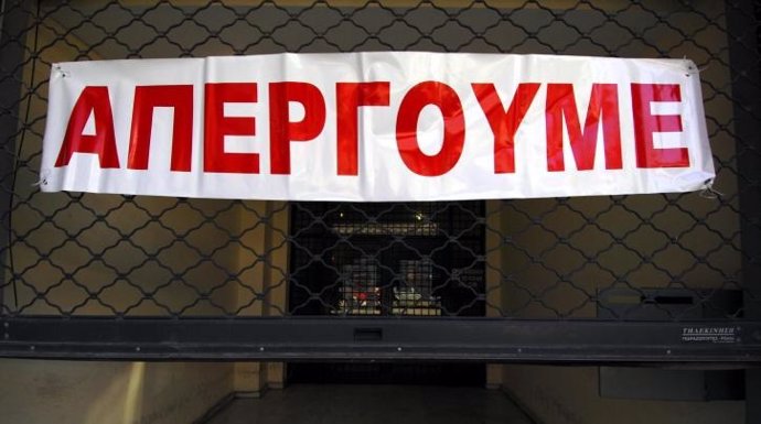 Pancarta llamando a la huelga en Grecia