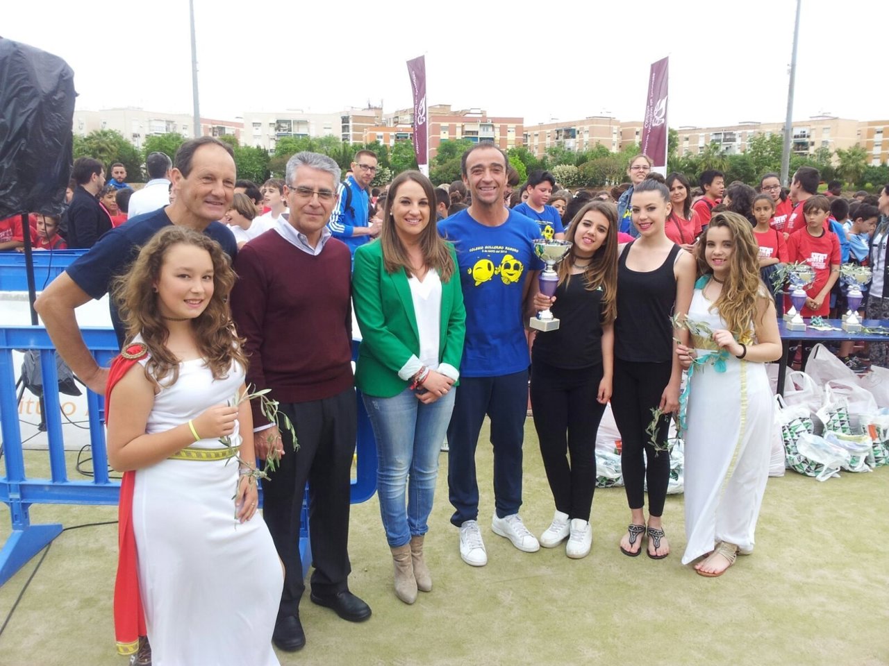 Ruiz (centro) con profesores y alumnos en las Olimpiadas