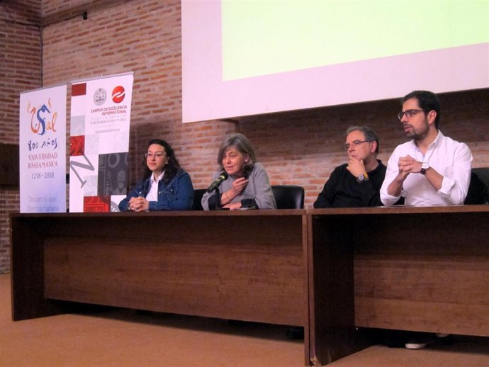 Eduardo Carazo (primero por la derecha) en una mesa informativa sobre empleo. 