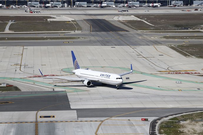 Aeropuerto de Barajas, avión, aviones, pista de despegue y aterrizaje, 