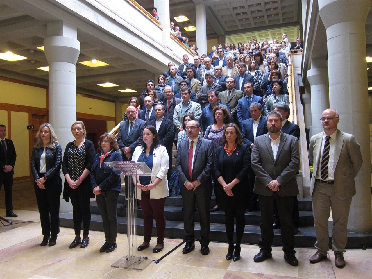 Minuto de silencio en el Gobierno de Aragón por el asesinato de una mujer 