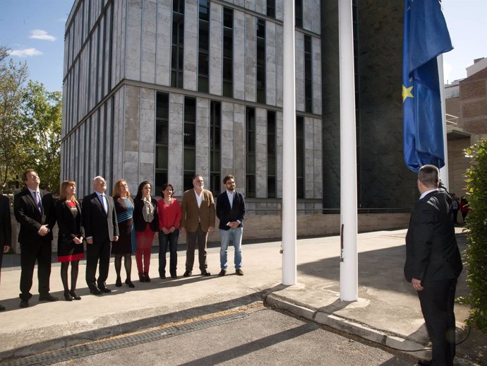 Izado bandera tras leerse comunicado europeo