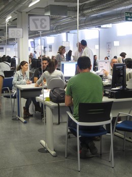 Presentación de declaraciones en Valencia en la campaña de la renta de 2013.