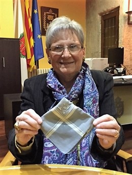 Mercè Solande con el pañuelo de Lluís Companys