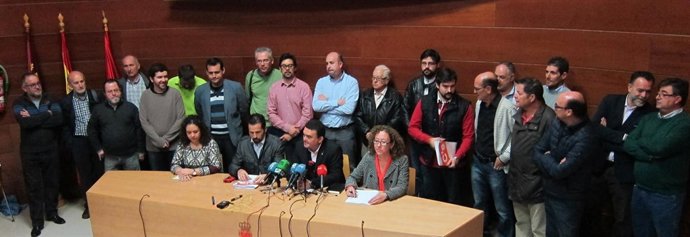 Los representantes de la oposición, acompañados por miembros de juntas