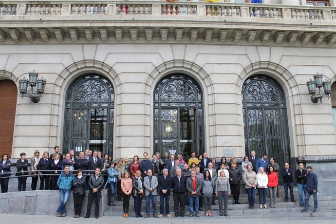 La Diputación De Zaragoza Guarda Un Minuto De Silencio Por La Mujer Asesinada Ay