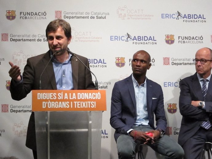T.Comín (conseller de Salud) É.Abidal (exfutbolista) J.Cardoner (FC Barcelona)