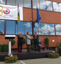 Gamarra entrega la Estrella de Europa al director de Jesuitas