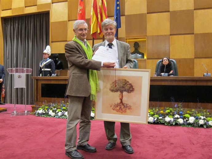 El alcalde, Pedro Santisteve, entrega el premio Estrella de Europa a la FAS