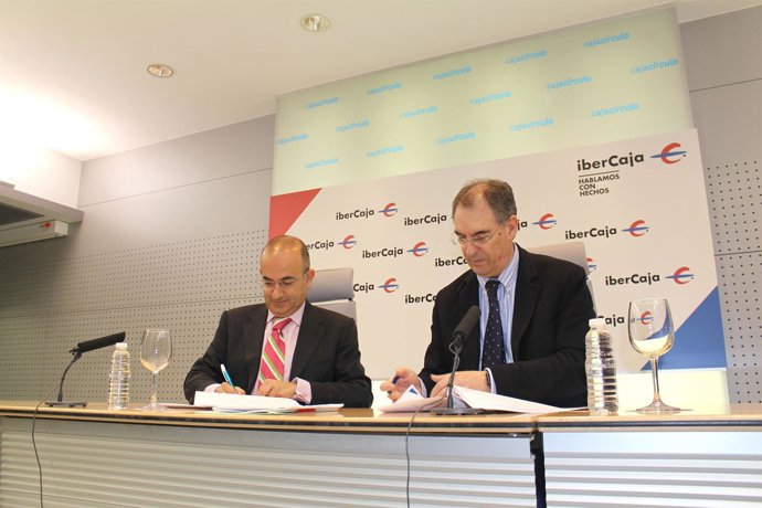 Firma del acuerdo de colaboración entre Ibercaja y FAE