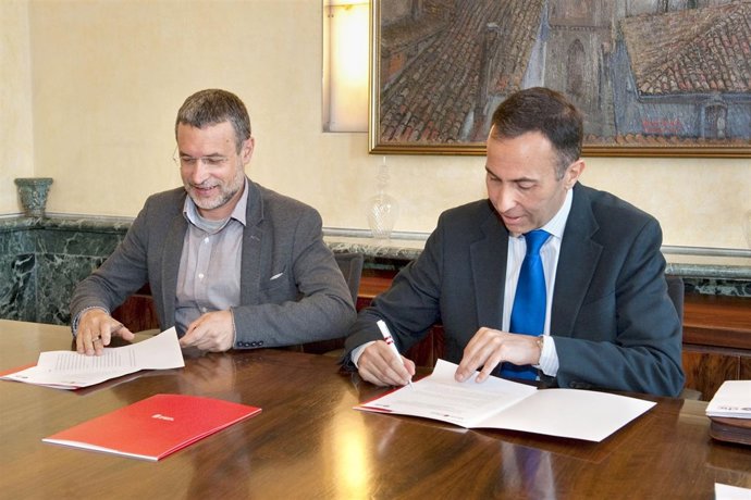 Miguel Laparra (izda.) y David Díaz (dcha.) firman el convenio de colaboración.