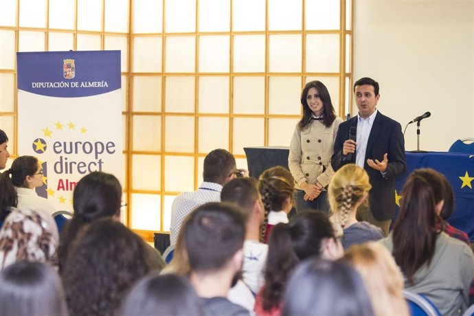 El vicepresidente de la Diputación, charlando con los asistentes a las jornadas.