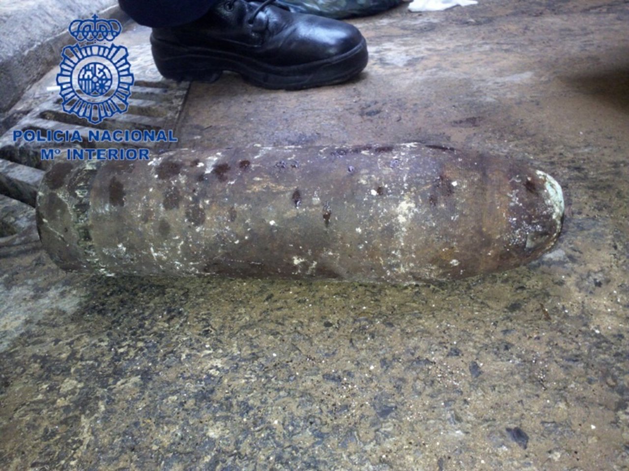 La Policía Nacional retira un proyectil de artillería de unos 30 centímetros