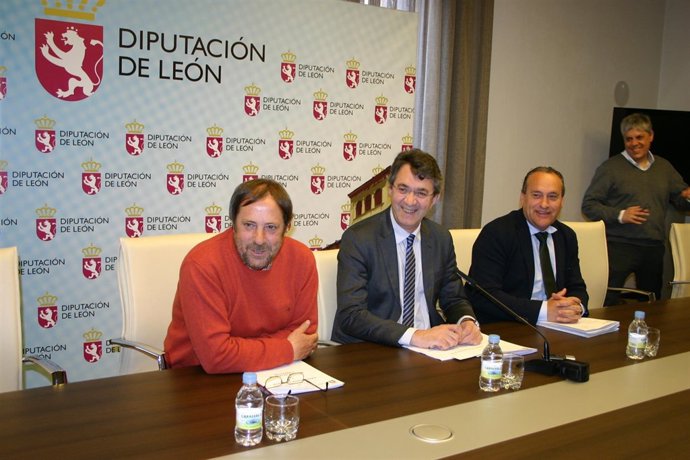 Majo (C) presenta las inversiones en las juntas vecinales