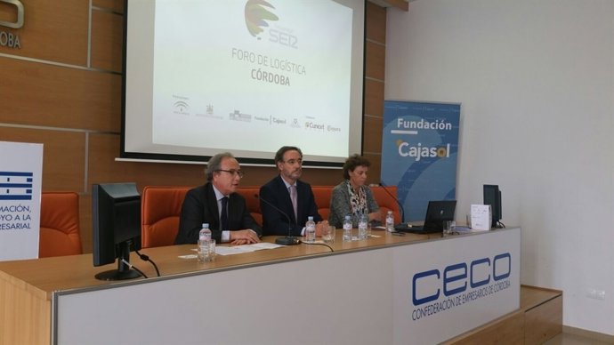 López (centro) durante su intervención