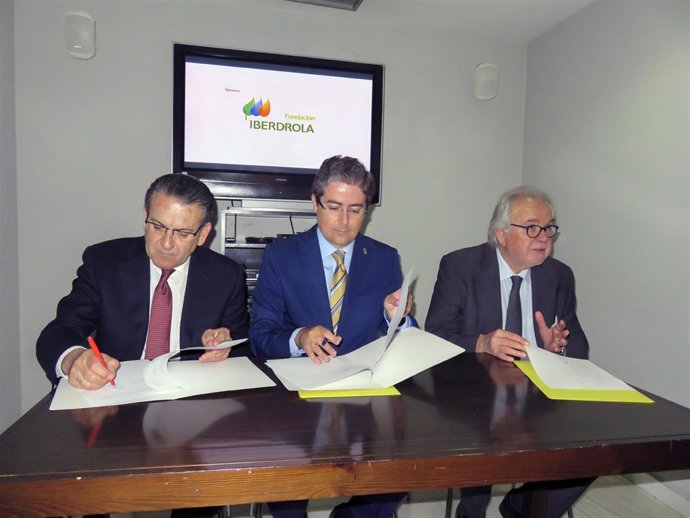 Firma del convenio entre el Museo Ramón Gaya y la Fundación Iberdrola
