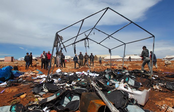 Restos de un campo de desplazados atacado en el norte de Siria