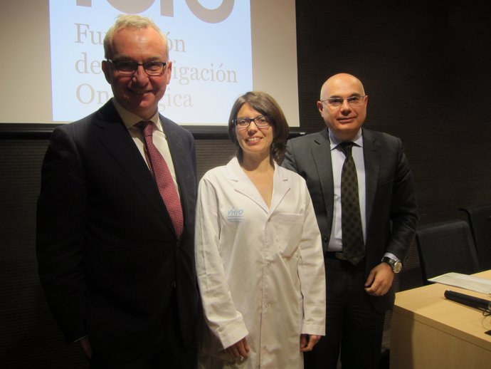 Josep Baselga (Fero), la investigadora Beatriz Morancho, Josep Tabernero (VHIO)