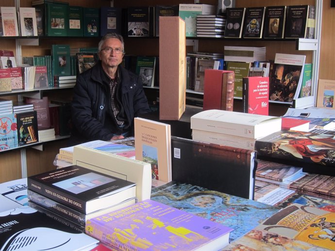Expositor de Ediciones Universidad de Salamanca en la Feria del Libro 