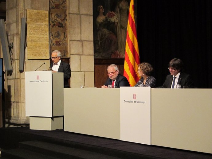 Entrega de los XXVIII Premis Baldiri Reixac con el presidente Carles Puigdemont