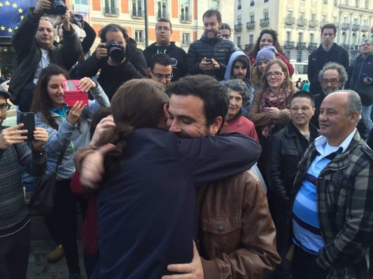 Iglesias y Garzón sellan el acuerdo entre Podemos e IU con una abrazo en Sol