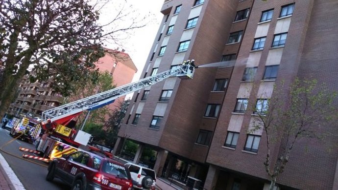 Bomberos intentan sofocar un incendio en Parquesol (Valladolid)
