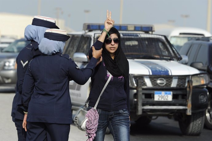 La activista bahreiní Zainab al Jawaja durante una protesta en 2012