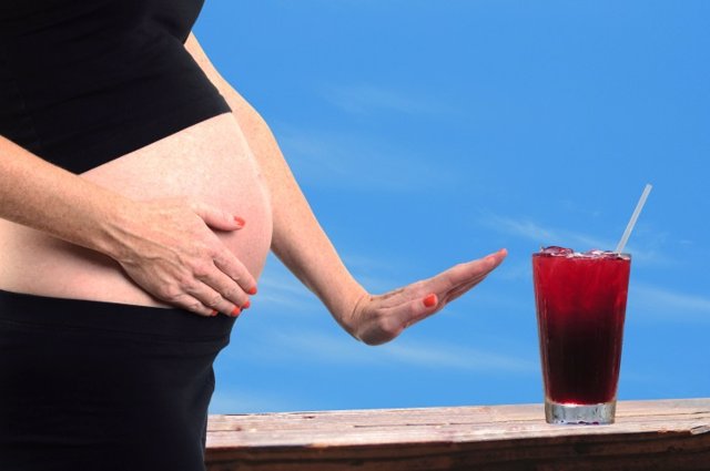 Embarazada rechaza alcohol