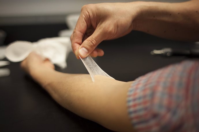 Un polímero tensa temporalmente la piel y podría usarse como tratamiento