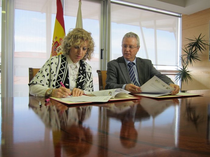 Díaz Tezanos y Asensio firman el convenio de basuras de Guipúzcoa en Cantabria