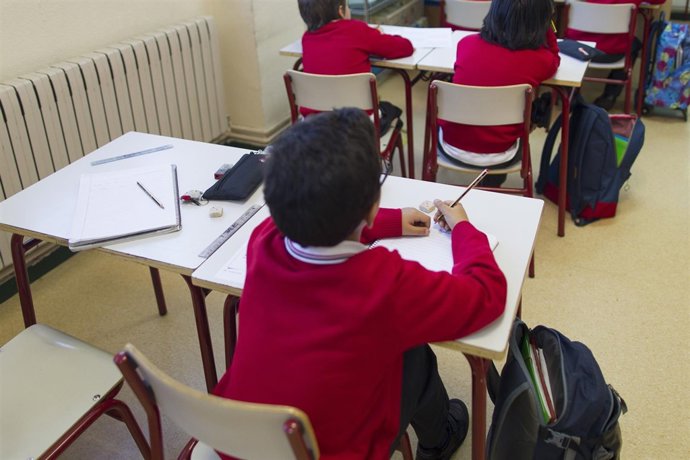 Colegio, escuela, aula, primaria, clase, niño, niña, niños, estudiando