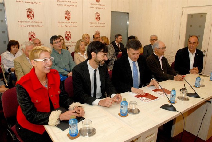 Firma del convenio con distintas asociaciones. 