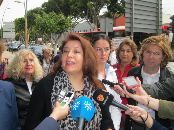 La portavoz del PP-A, Carmen Crespo, junto a miembros de Protege tus derechos