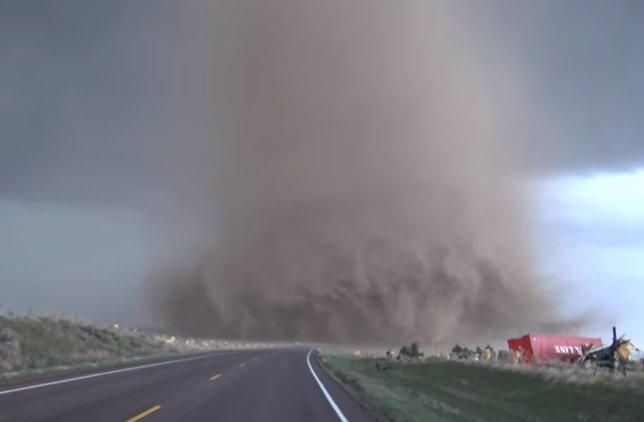 Espectaculares imágenes cerca de un tornado en Colorado